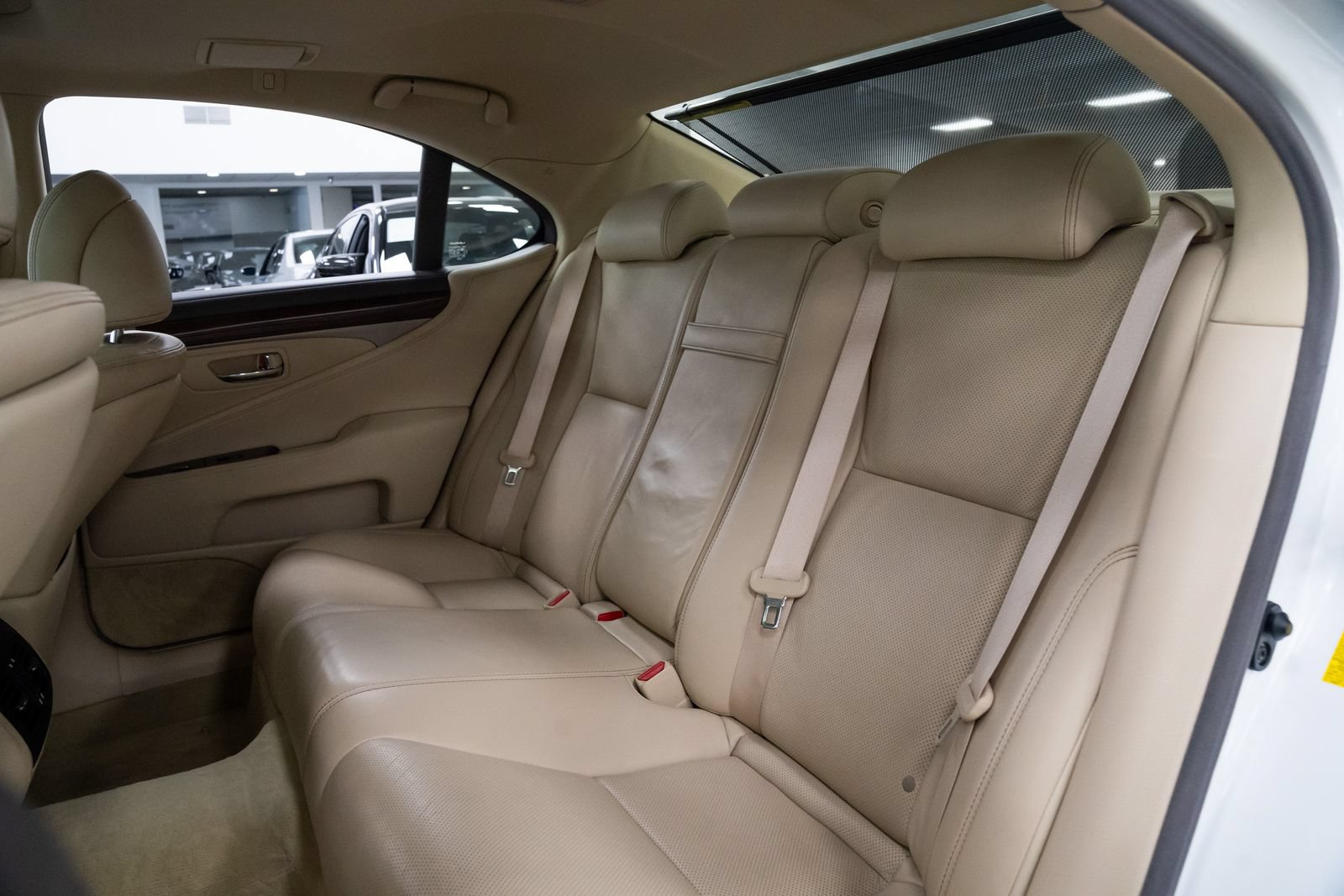 Used 2014 Lexus LS 460 w/ Comfort Package RWD image 22