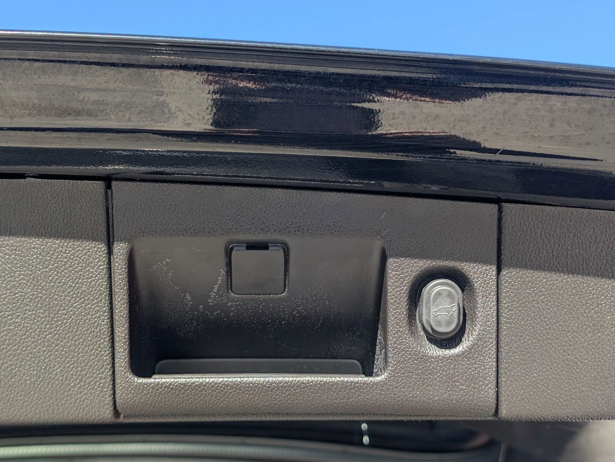 Used 2016 Chevrolet Suburban LT w/ Luxury Package AWD/4WD image 8