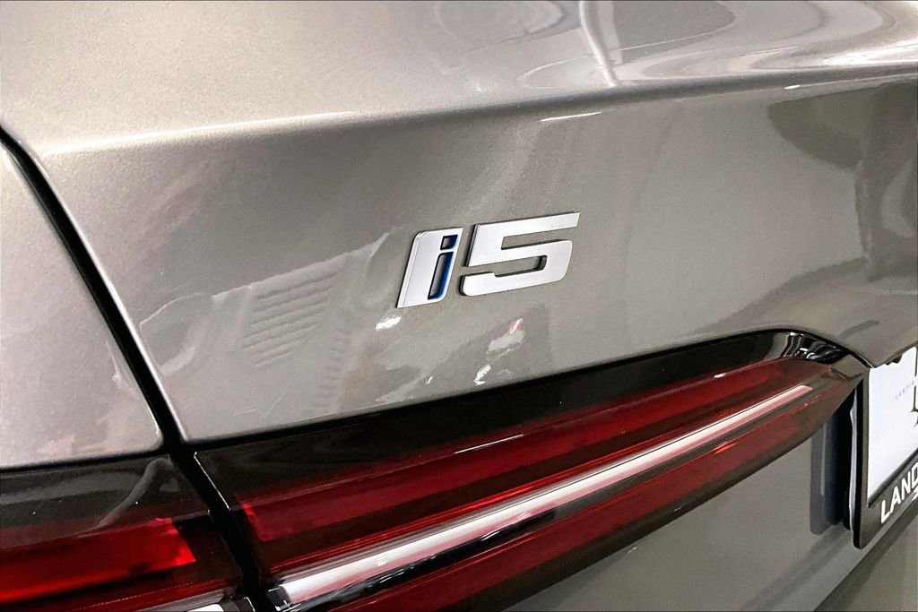 Used 2025 BMW i5 xDrive40 w/ Premium Package image 22