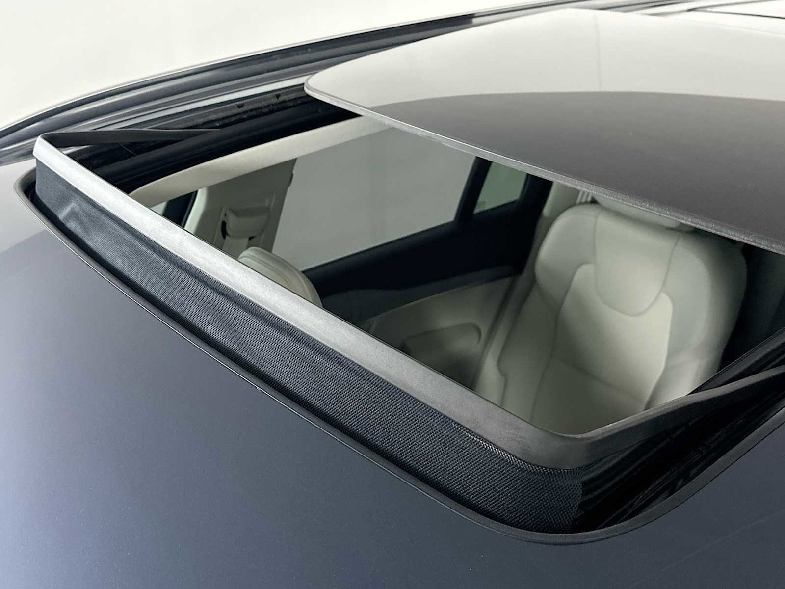 Certified 2025 Volvo XC90 B6 Plus image 20