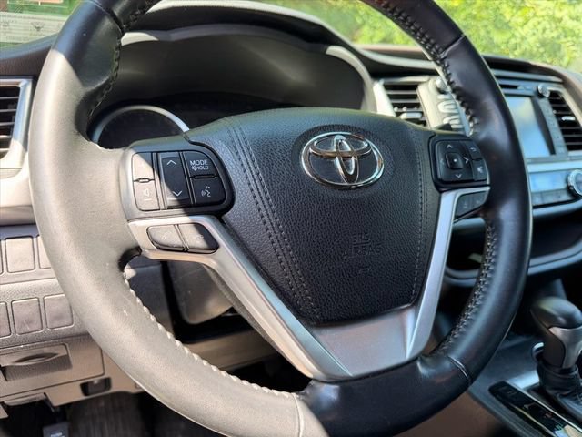 Used 2018 Toyota Highlander XLE AWD/4WD image 9