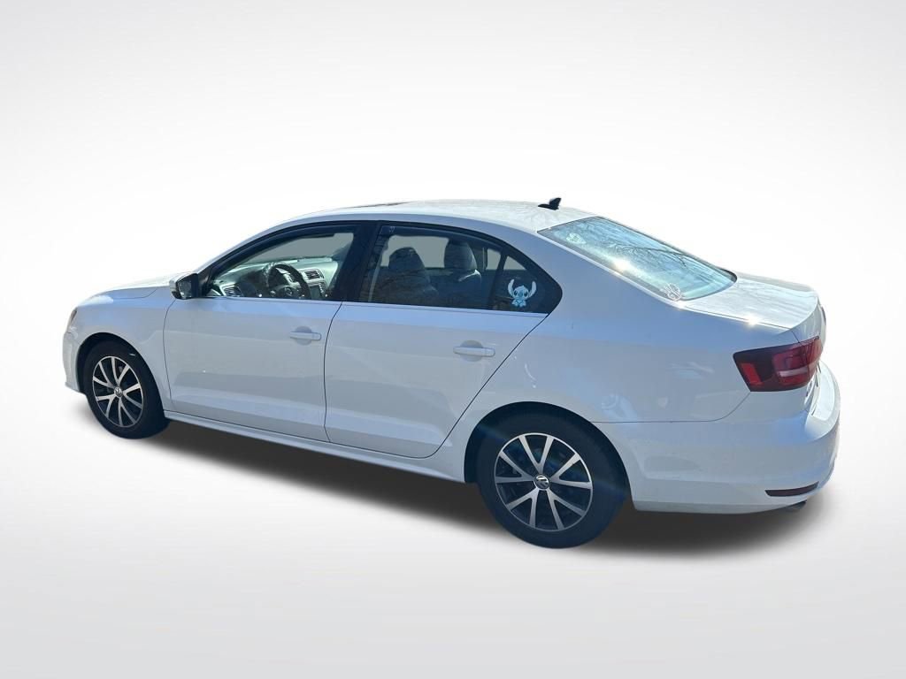 Used 2017 Volkswagen Jetta SE image 2
