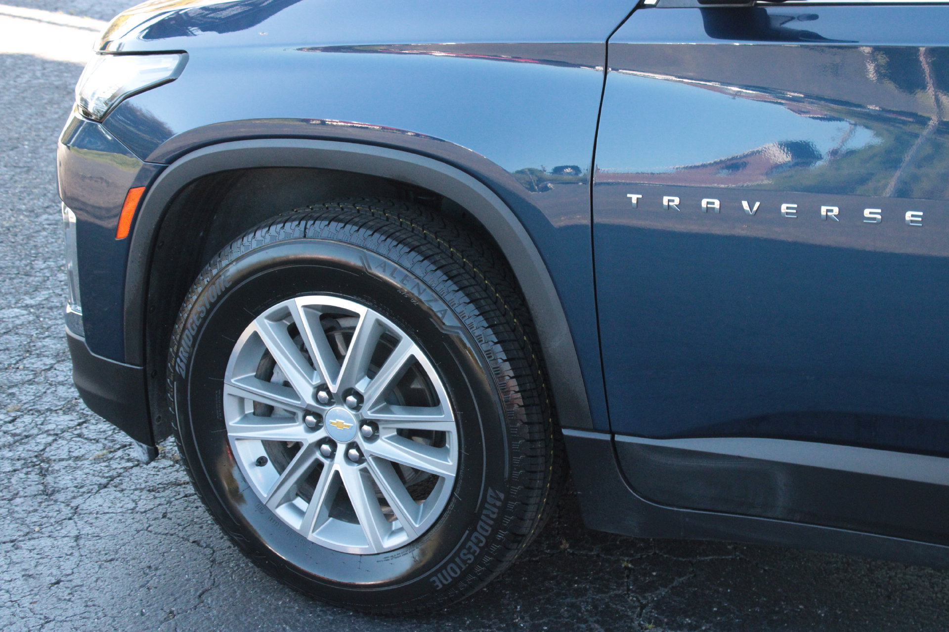 Used 2023 Chevrolet Traverse LT FWD image 11