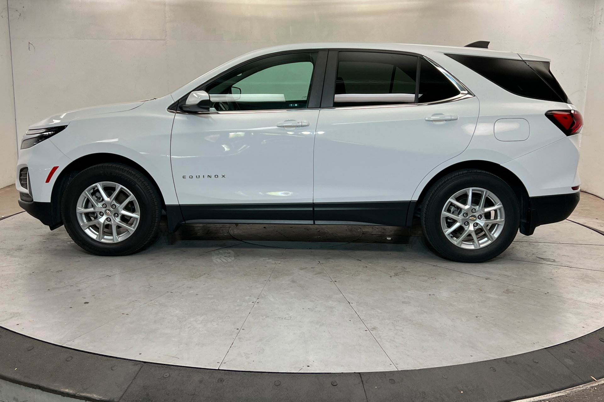 Used 2023 Chevrolet Equinox LT w/ LPO, Floor Liner Package image 2