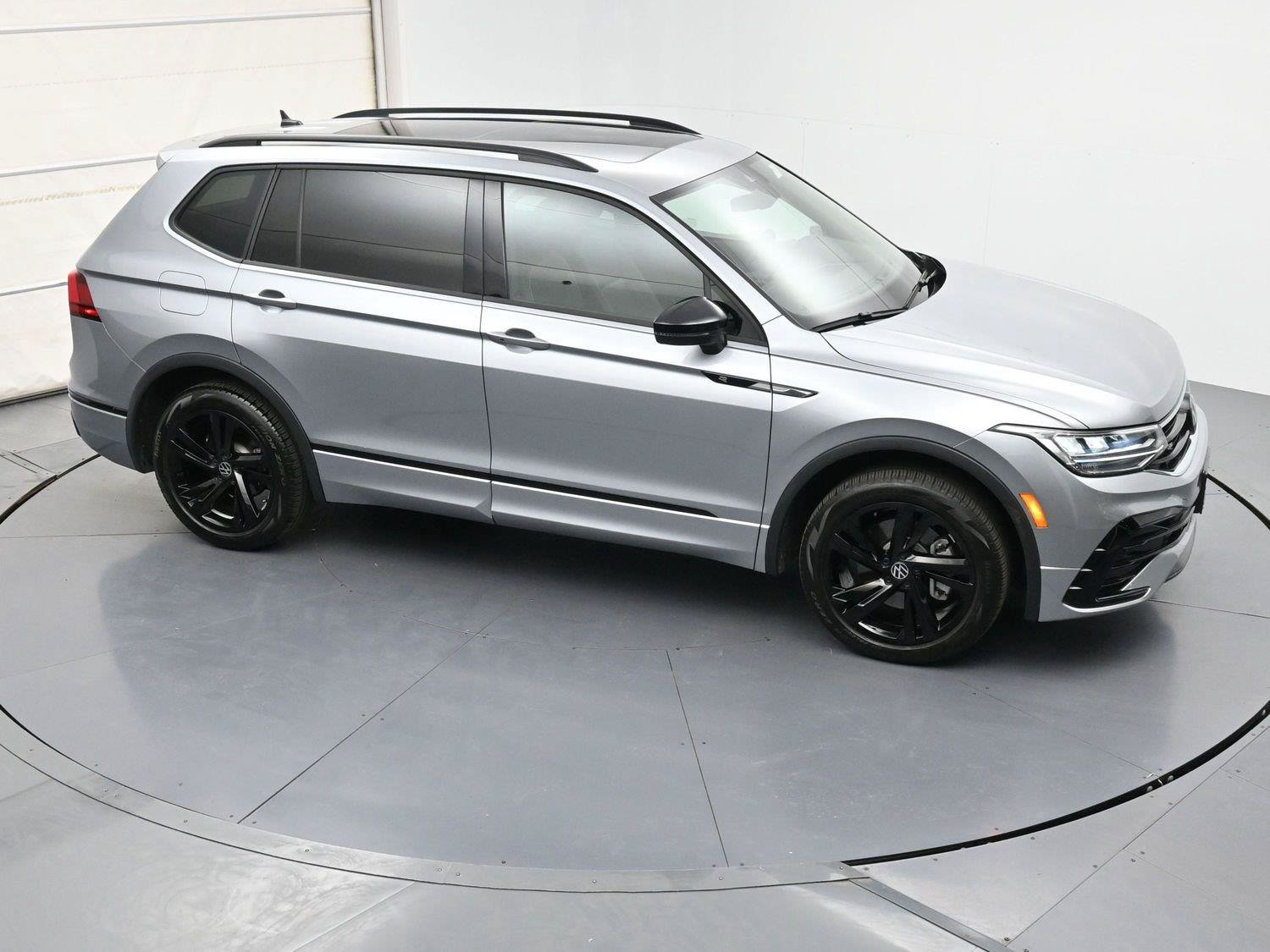 Used 2024 Volkswagen Tiguan SE R-Line AWD/4WD image 34