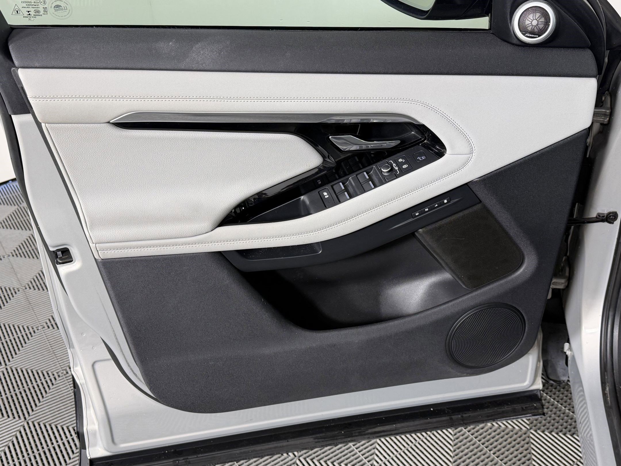 Used 2020 Land Rover Range Rover Evoque First Edition image 12