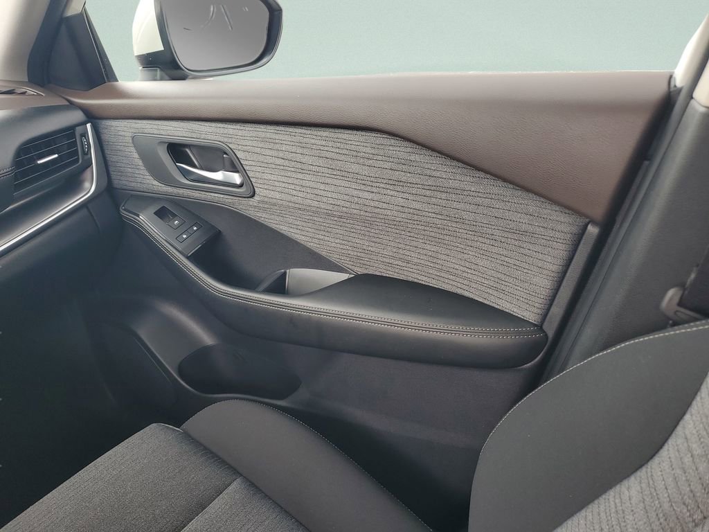 Used 2023 Nissan Rogue SV AWD/4WD image 13