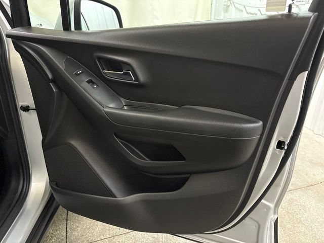 Used 2017 Chevrolet Trax LS FWD image 28
