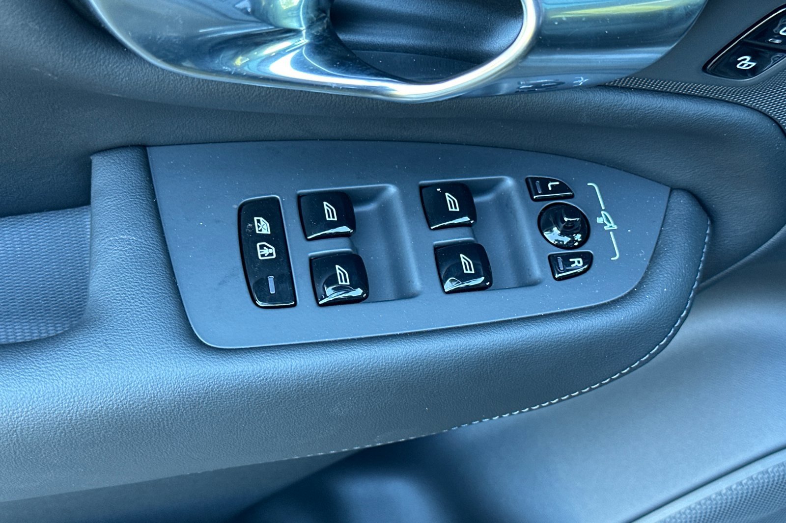 New 2025 Volvo XC90 B6 Plus w/ Protection Package Premier image 12