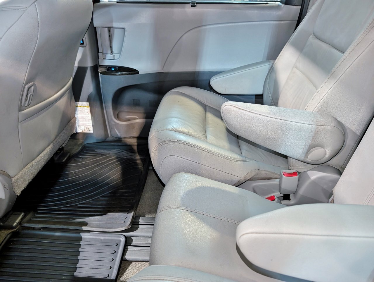 Used 2017 Toyota Sienna XLE Premium image 23