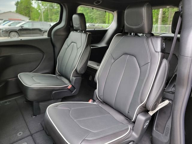 New 2027 Chrysler Pacifica Limited AWD/4WD image 20