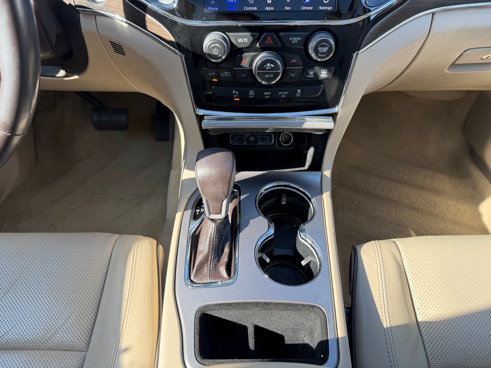 Used 2020 Jeep Grand Cherokee Overland RWD image 16