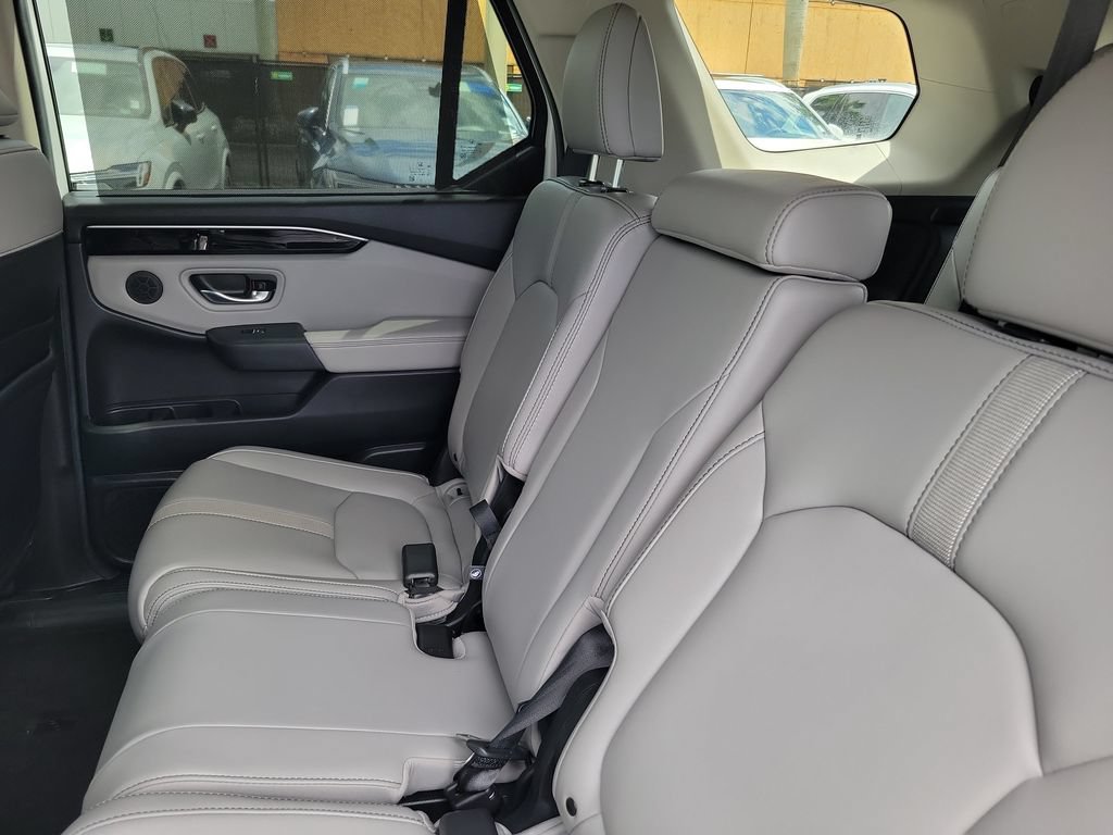 Used 2025 Honda Pilot EX-L image 10