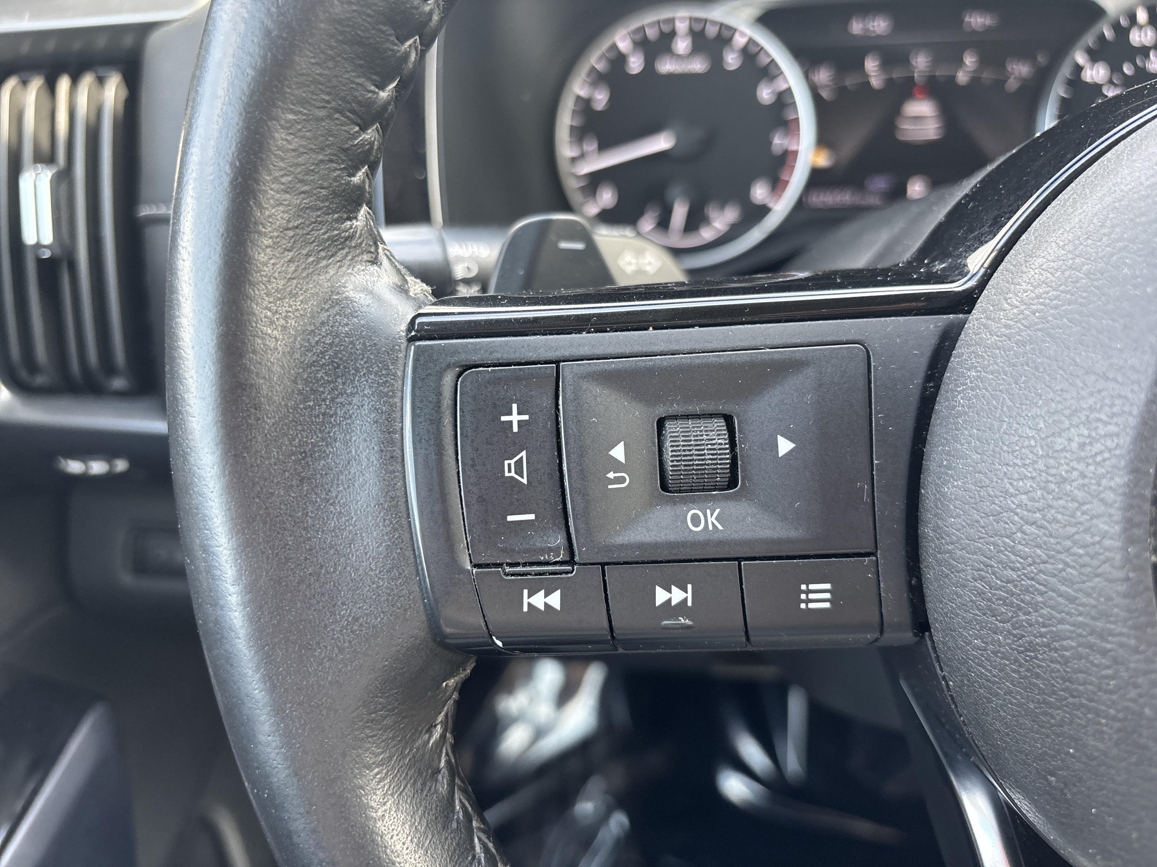 Used 2023 Nissan Pathfinder SL AWD/4WD image 25