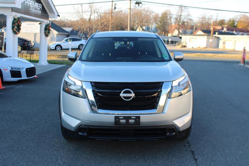 Used 2024 Nissan Pathfinder SV image 3