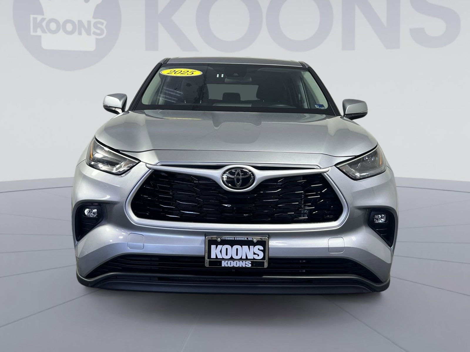 Used 2025 Toyota Highlander LE FWD image 4