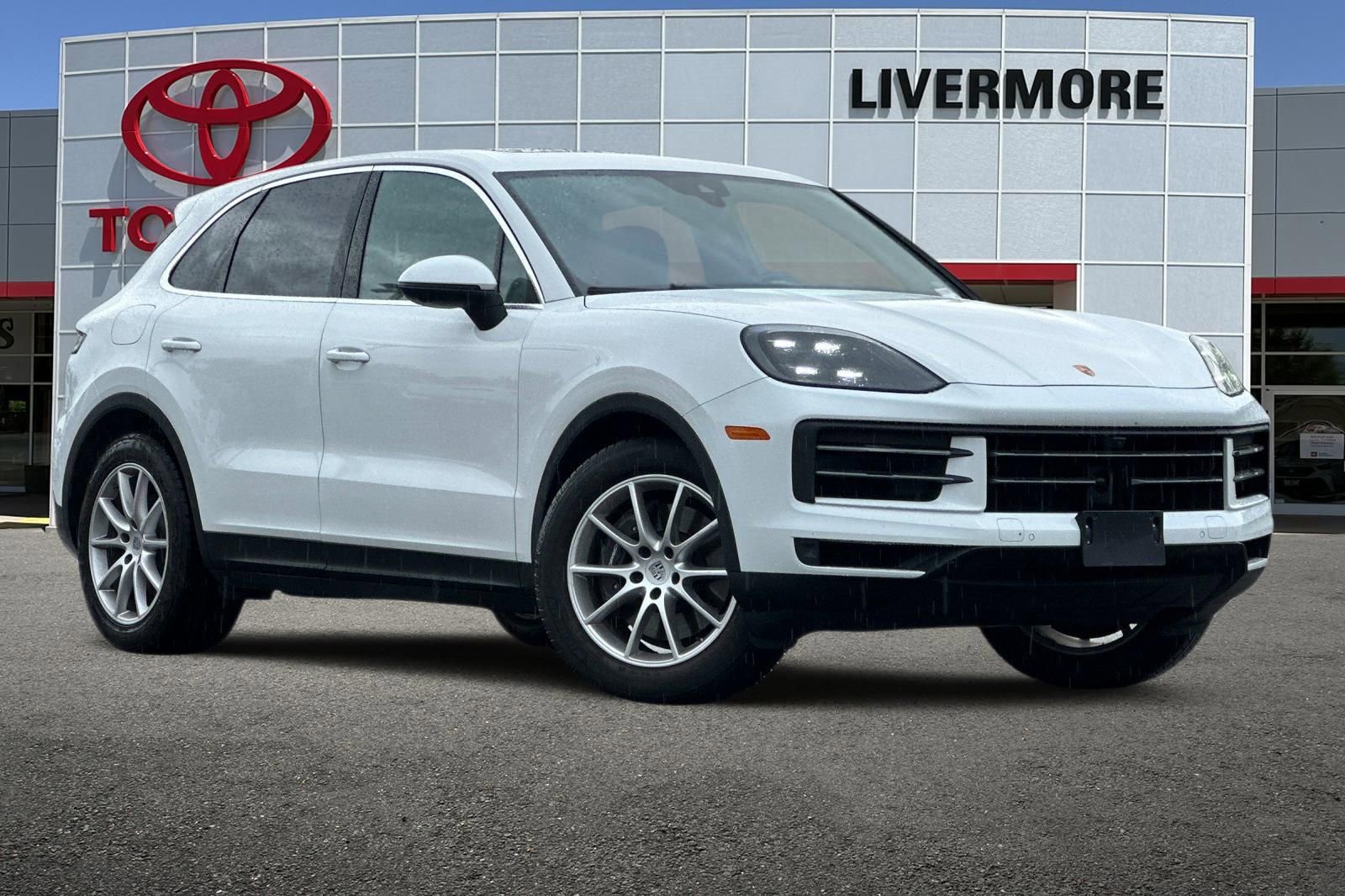 Used 2024 Porsche Cayenne image 2