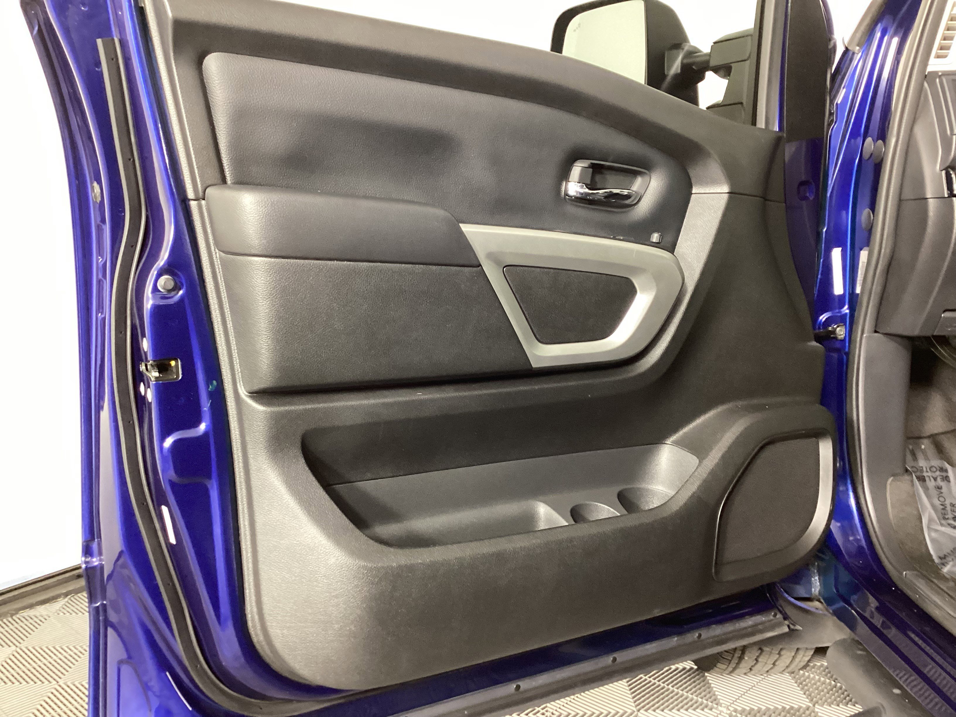 Used 2024 Nissan Titan SV w/ SV Convenience Package image 26