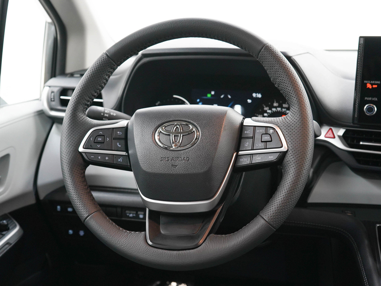 Used 2026 Toyota Sienna XLE FWD image 18