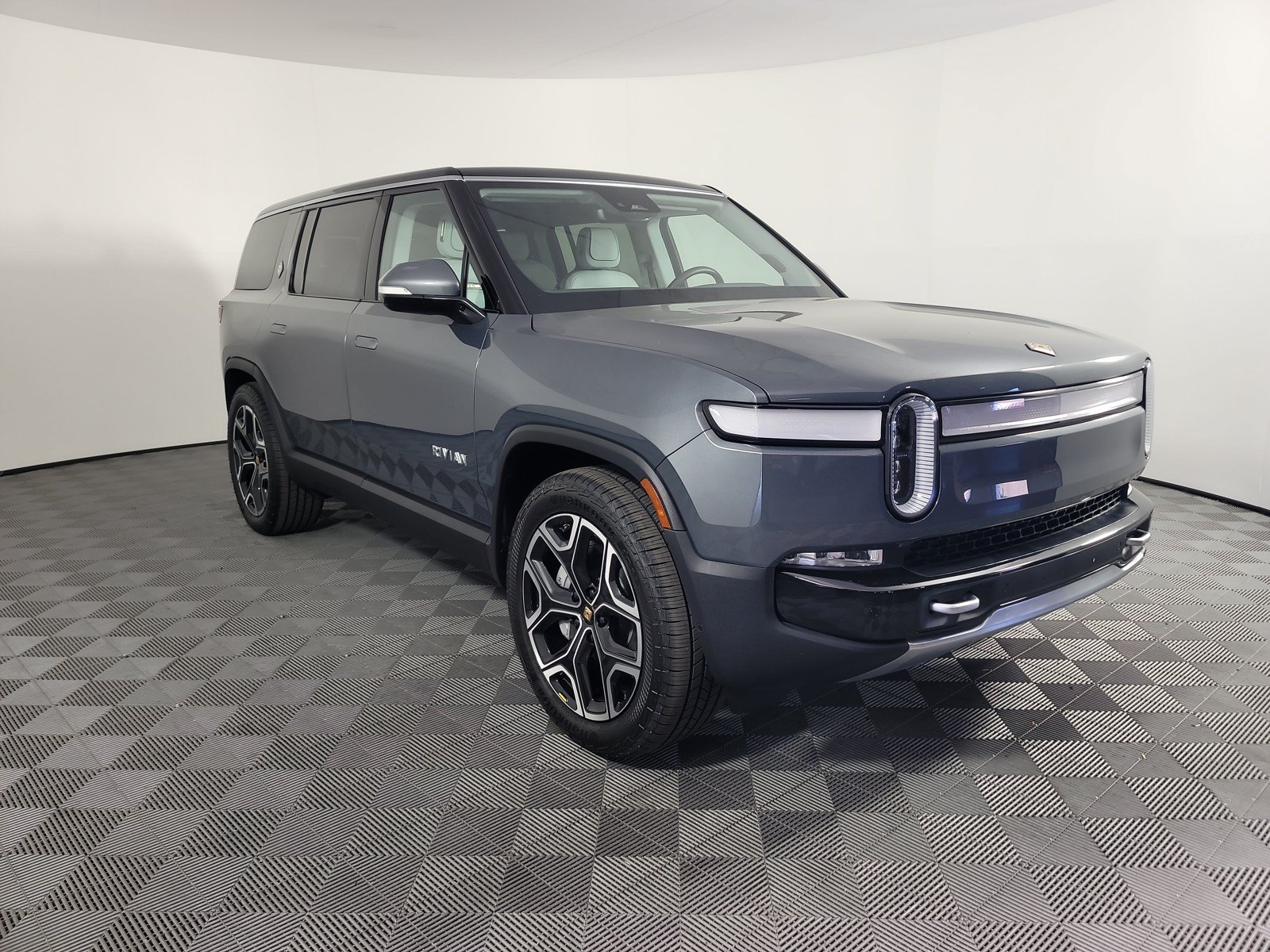 Used 2024 Rivian R1S Adventure AWD/4WD image 7