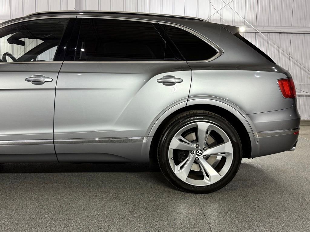 Used 2017 Bentley Bentayga AWD/4WD image 11