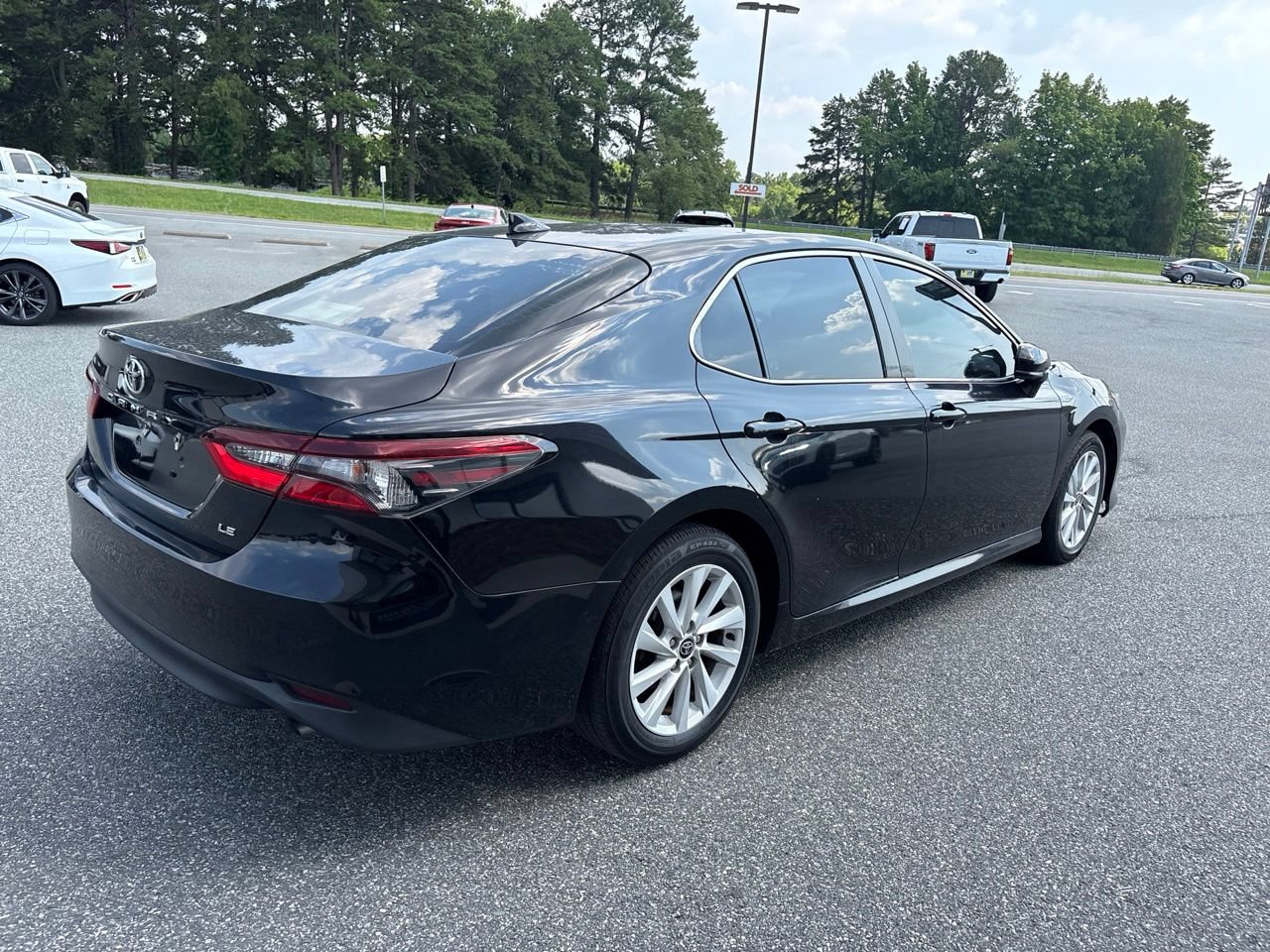 Used 2022 Toyota Camry LE FWD image 10
