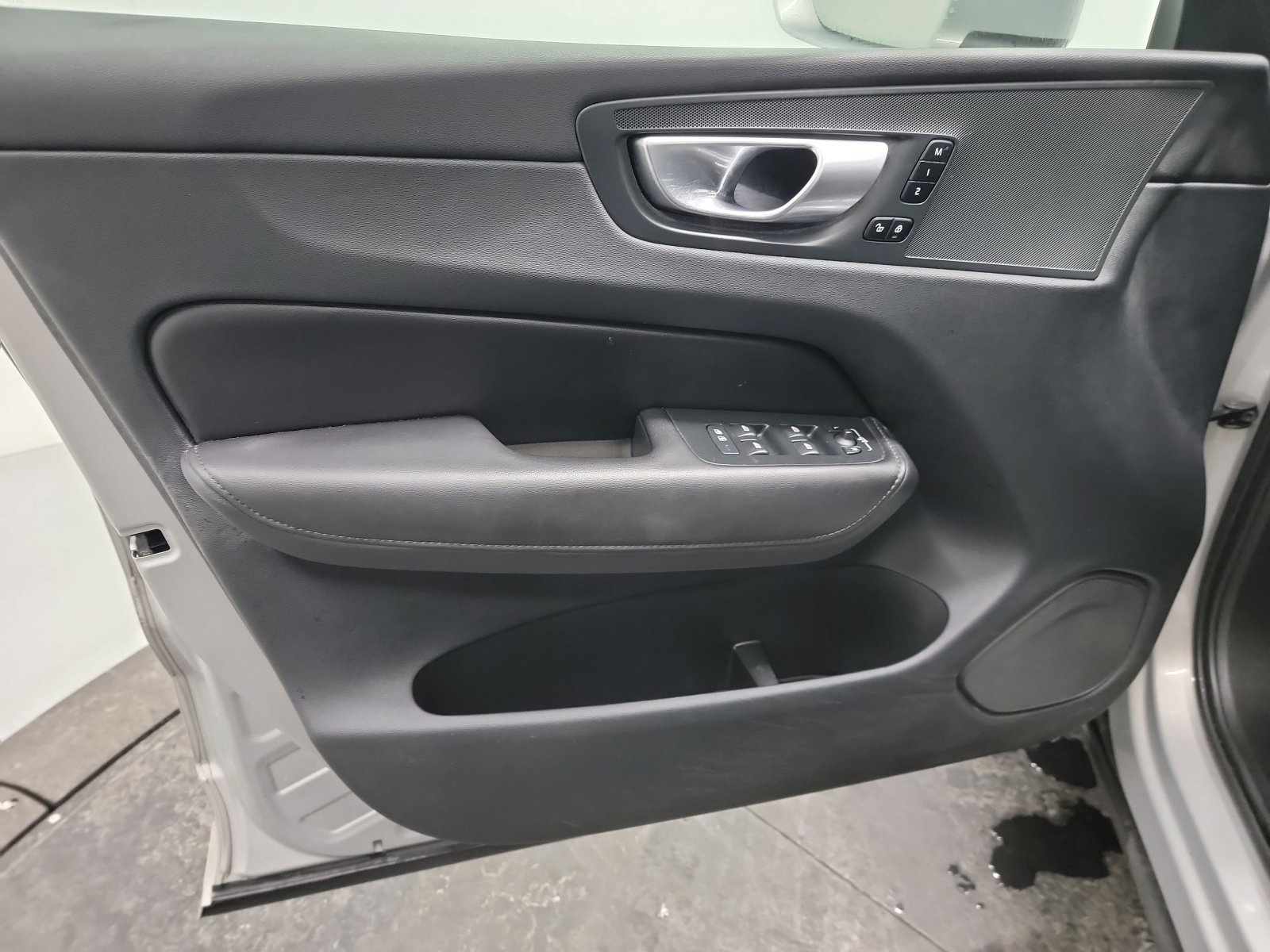 Used 2023 Volvo XC60 B5 Plus image 13