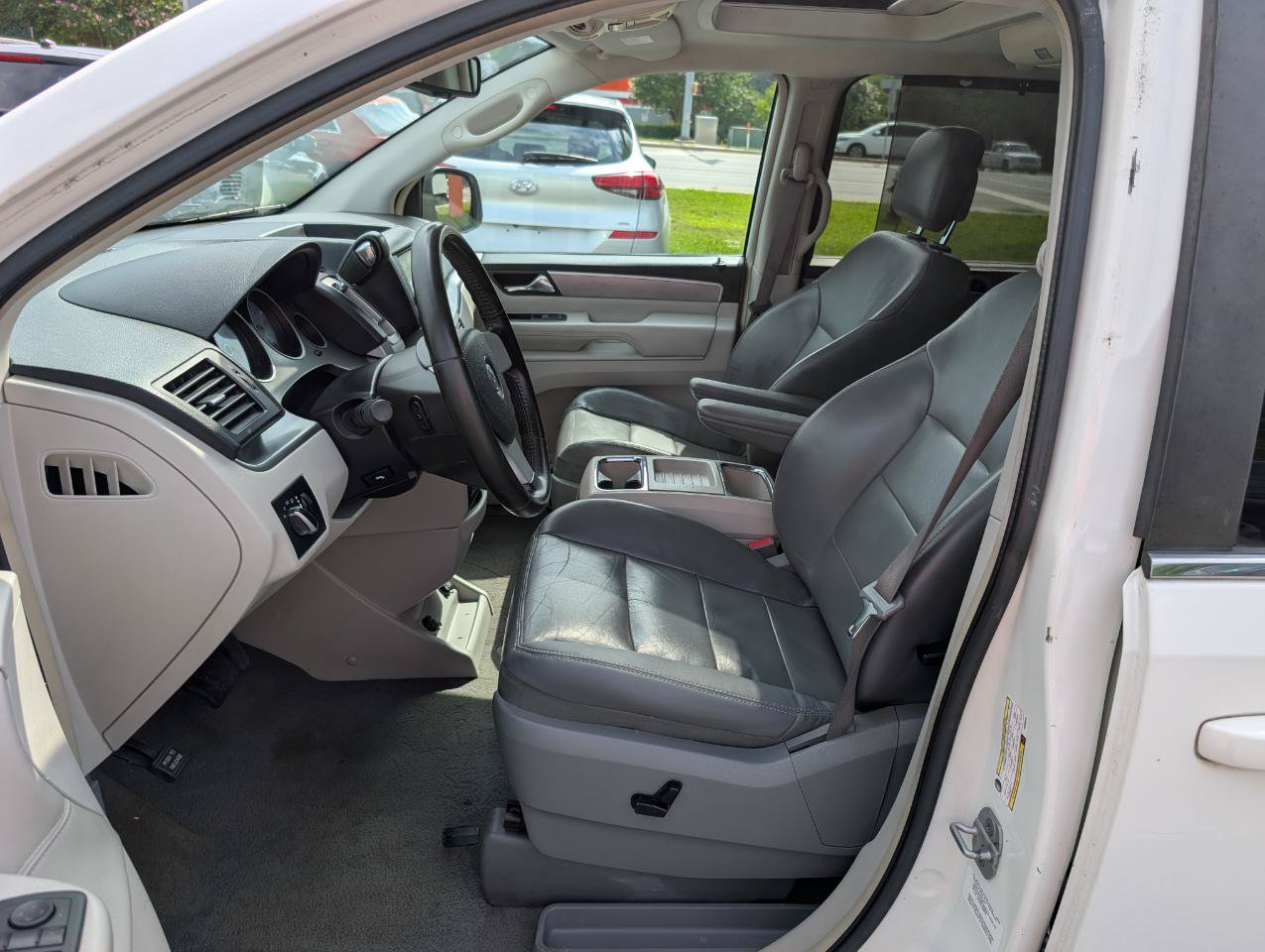 Used 2010 Volkswagen Routan SEL FWD image 18
