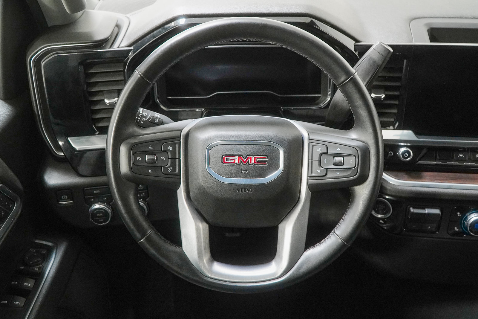 Used 2025 GMC Sierra 1500 SLT AWD/4WD image 21