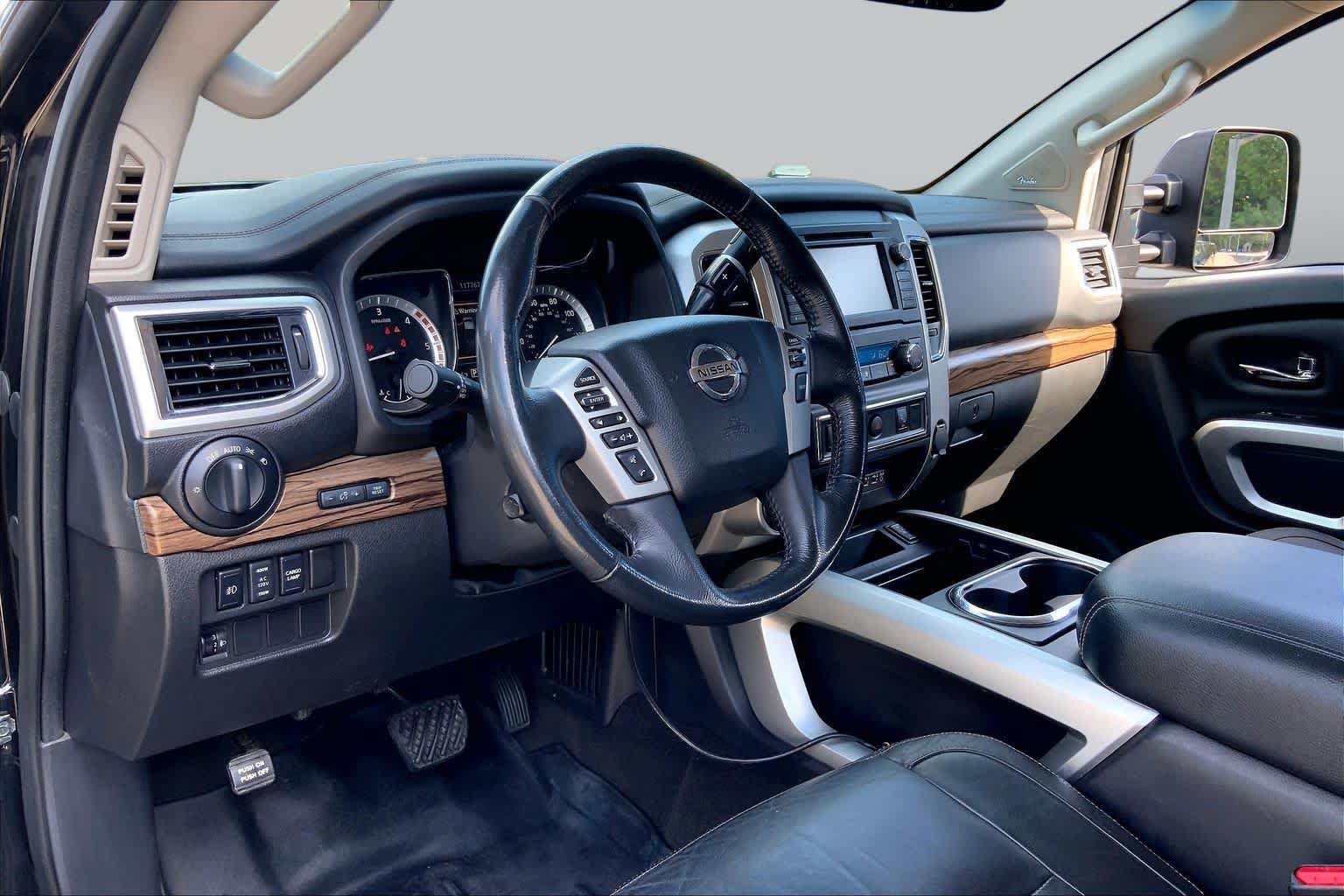 Used 2019 Nissan Titan SL w/ Chrome Package AWD/4WD image 18