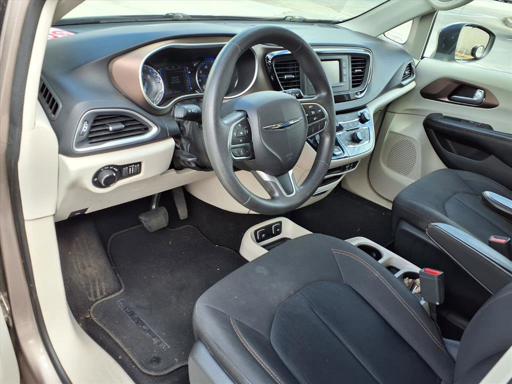 Used 2017 Chrysler Pacifica Touring image 12