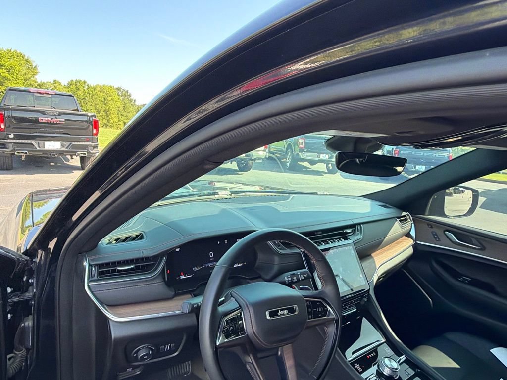 Used 2024 Jeep Grand Cherokee L Summit w/ High Altitude Package AWD/4WD image 9