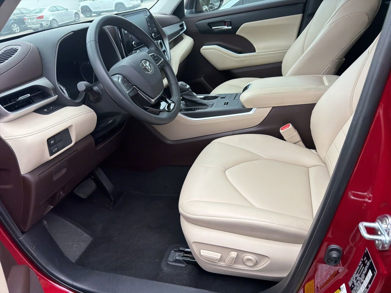 Used 2021 Toyota Highlander XLE image 11