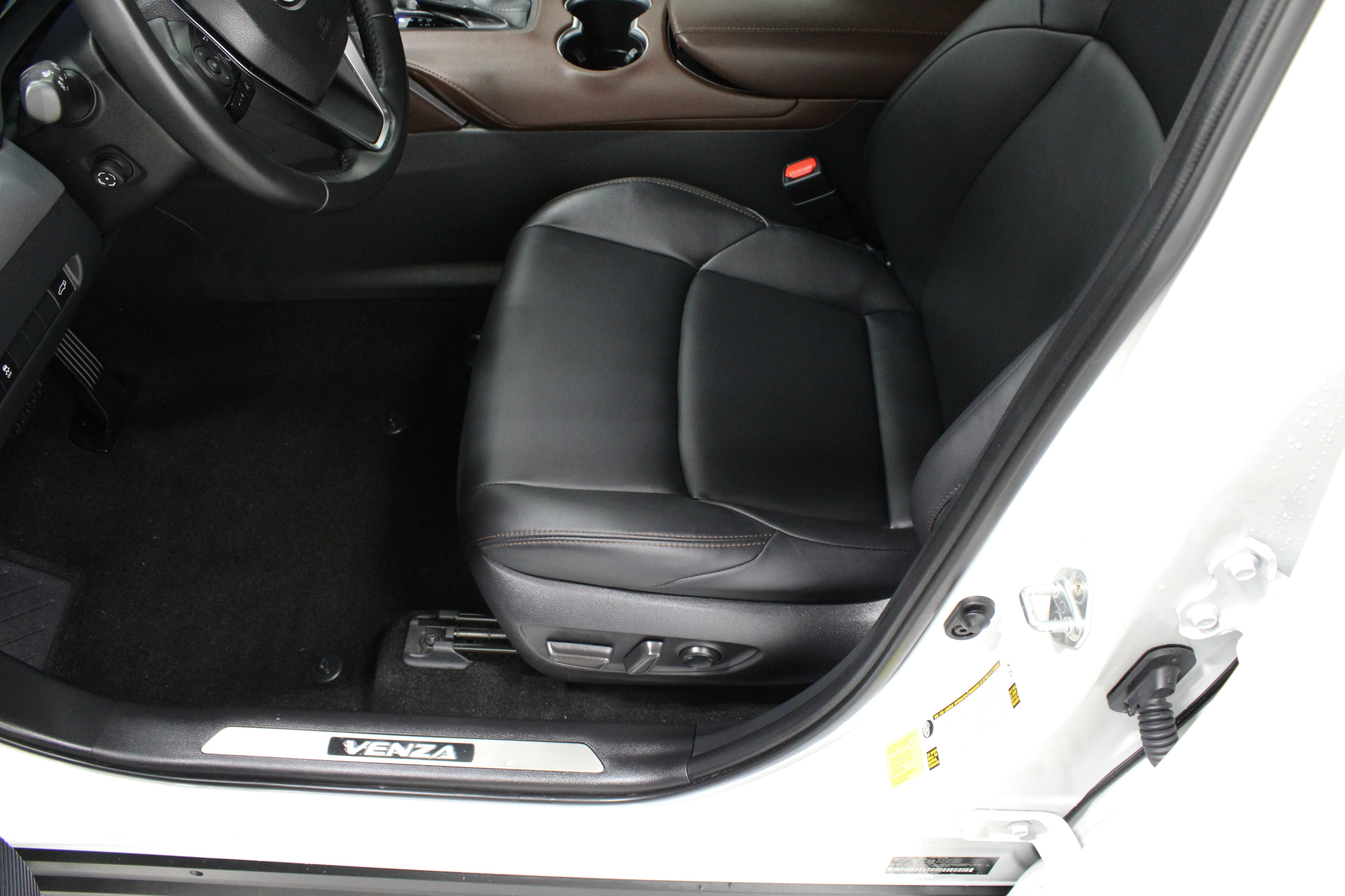 Certified 2024 Toyota Venza XLE AWD/4WD image 15