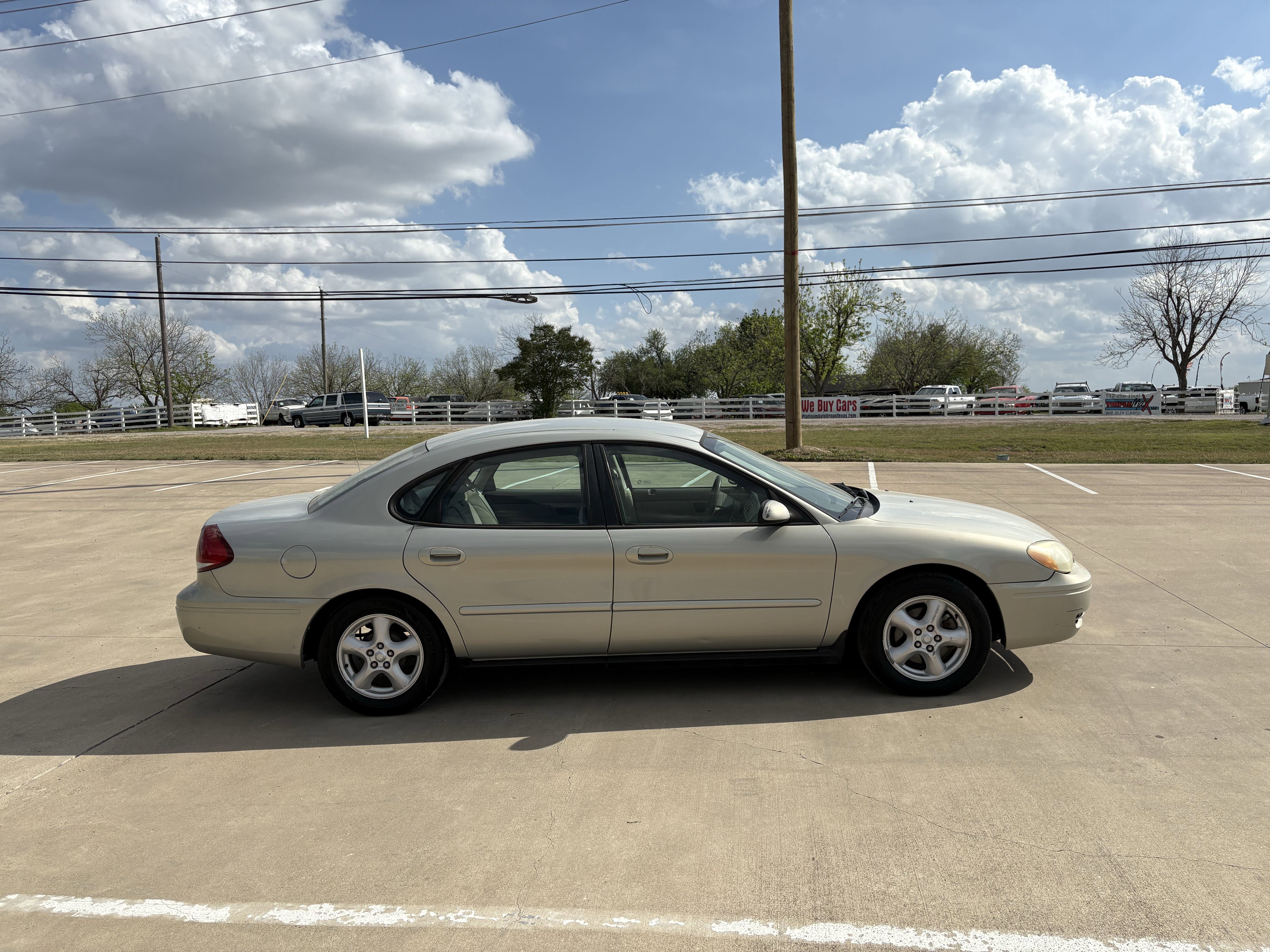 Used 2004 Ford Taurus SES image 4