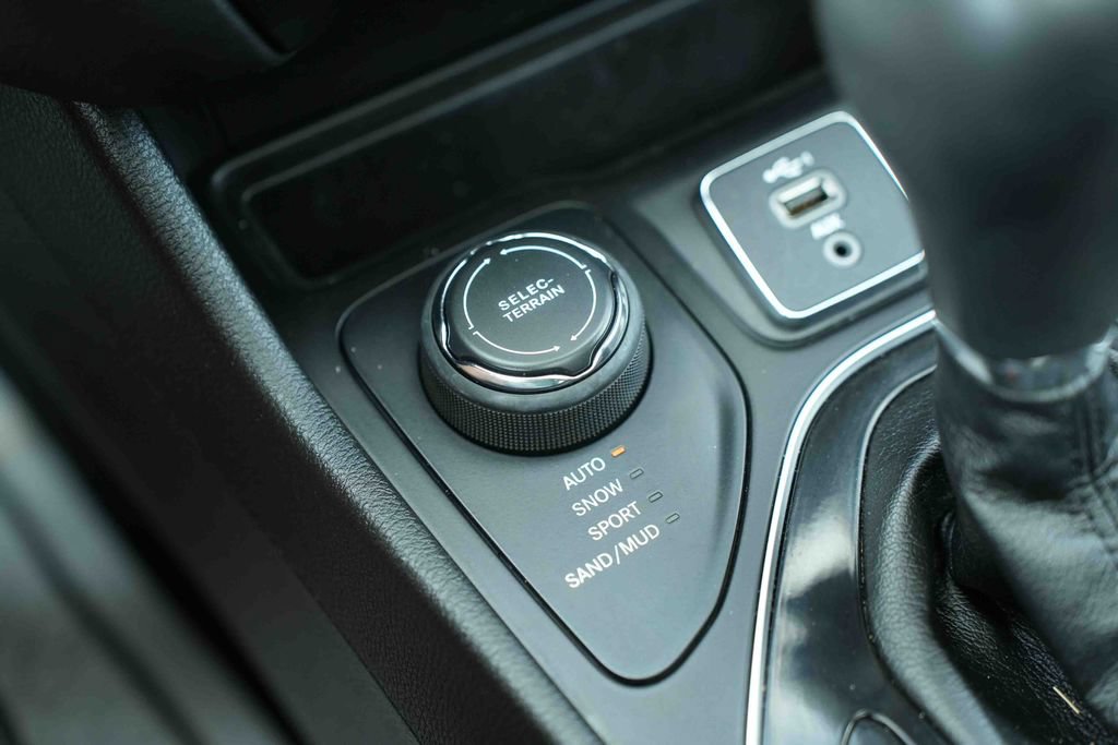 Used 2021 Jeep Cherokee Limited AWD/4WD image 41