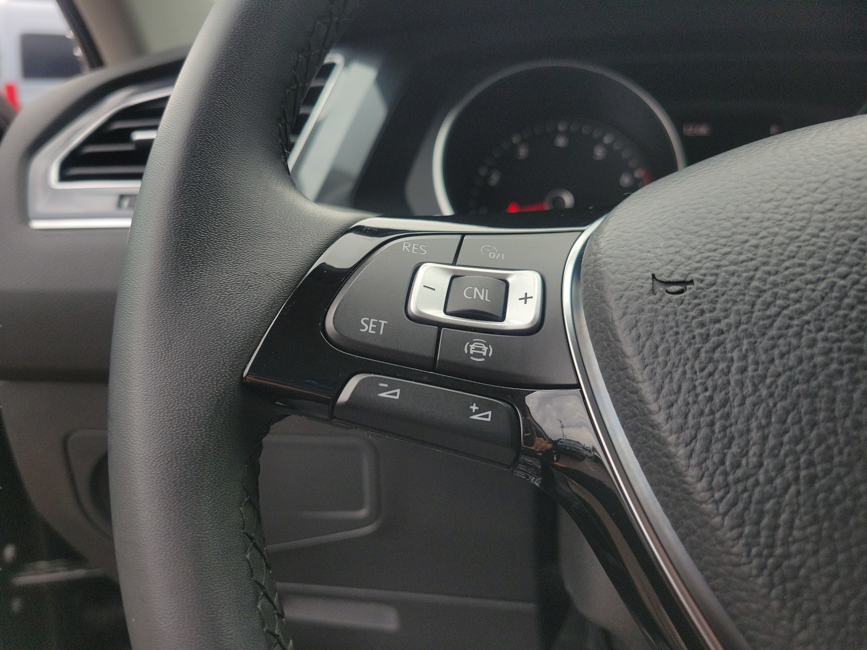 Used 2020 Volkswagen Tiguan SE w/ Panoramic Sunroof Package FWD image 24
