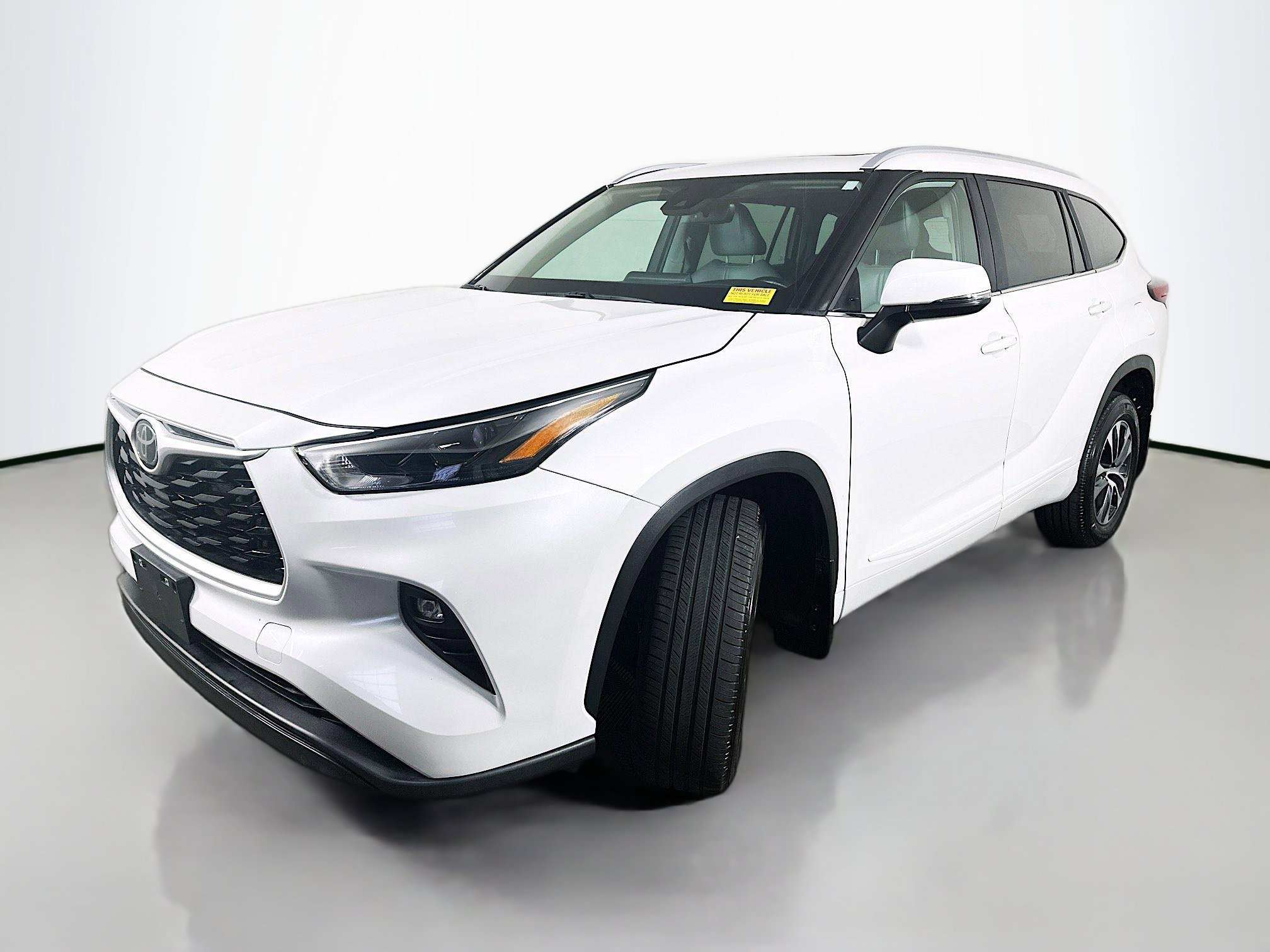 Used 2023 Toyota Highlander XLE image 3