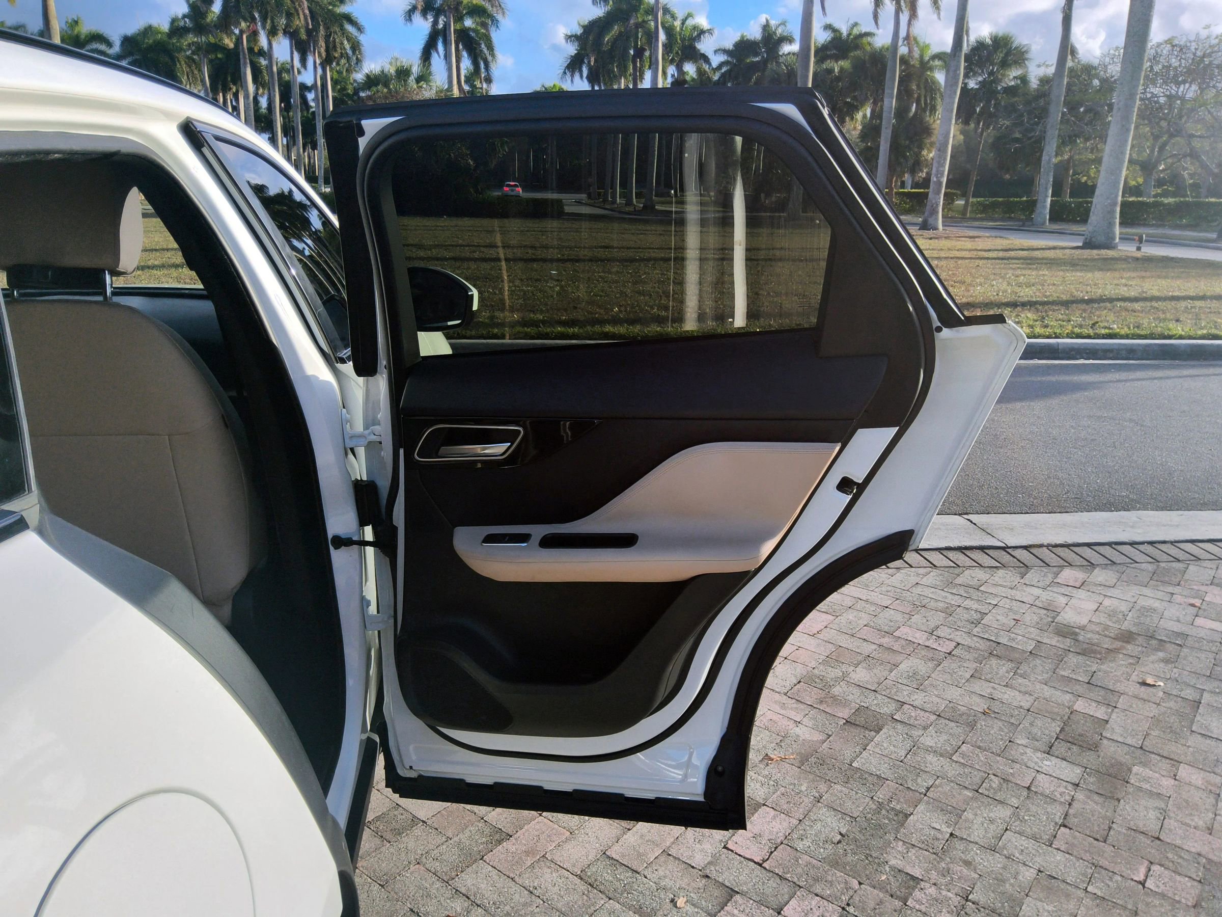 Used 2019 Jaguar F-PACE Premium image 30