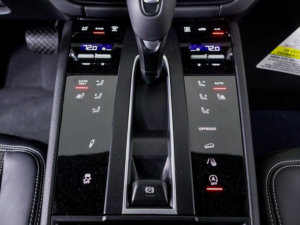 Certified 2025 Porsche Macan Turbo AWD/4WD image 18