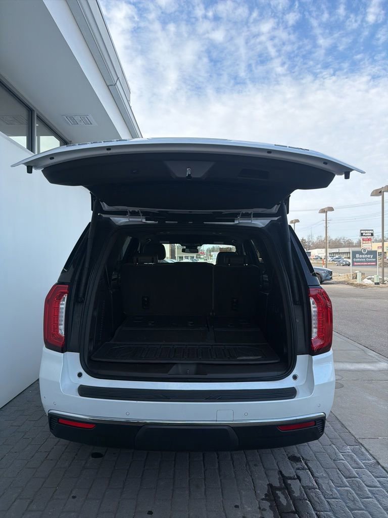 Used 2023 GMC Yukon SLT w/ SLT Luxury Package image 9