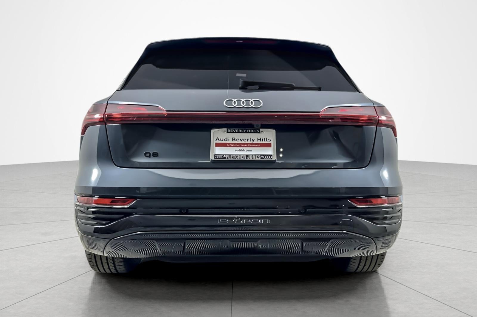 Used 2024 Audi Q8 e-tron Premium image 4