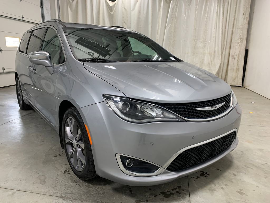 Used 2020 Chrysler Pacifica Limited FWD image 2