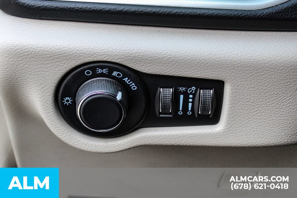 Used 2023 Chrysler Voyager LX FWD image 33