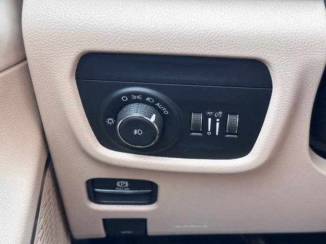 Used 2022 Jeep Grand Cherokee L Limited AWD/4WD image 18
