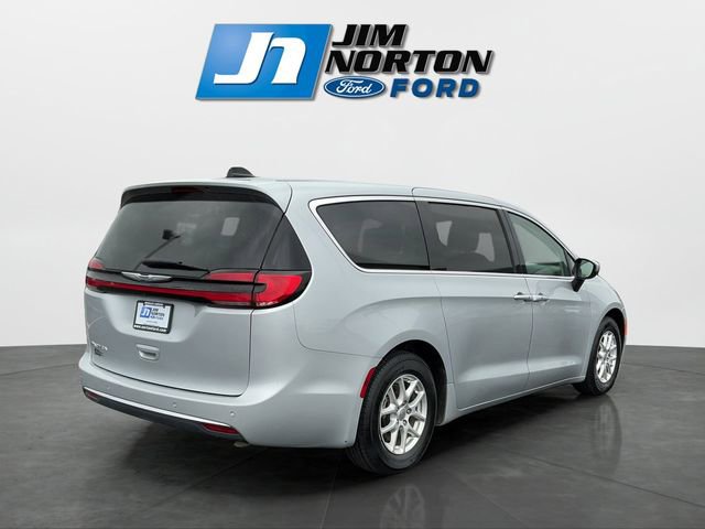 Used 2023 Chrysler Pacifica Touring-L image 3