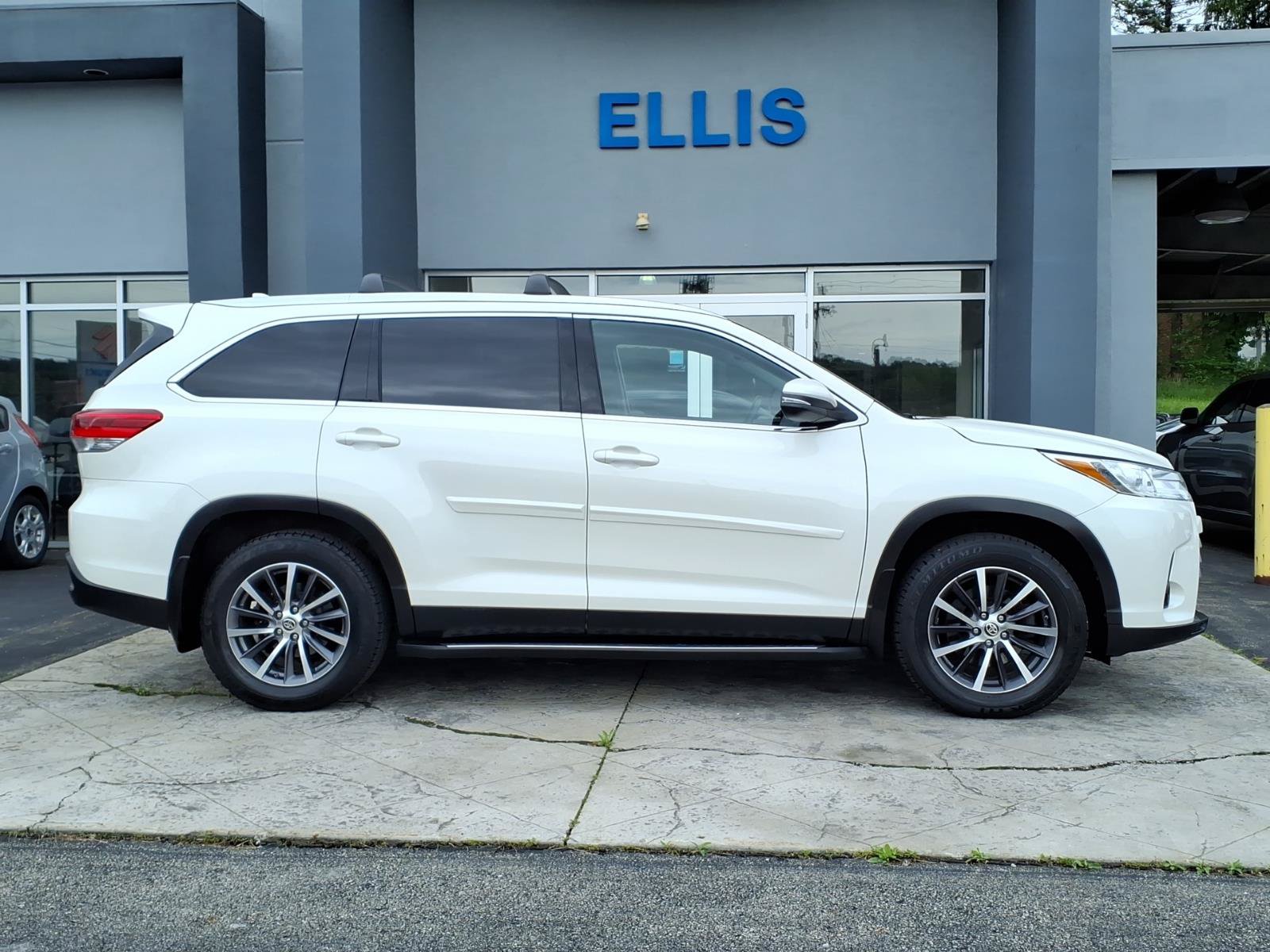 Used 2019 Toyota Highlander XLE AWD/4WD image 2