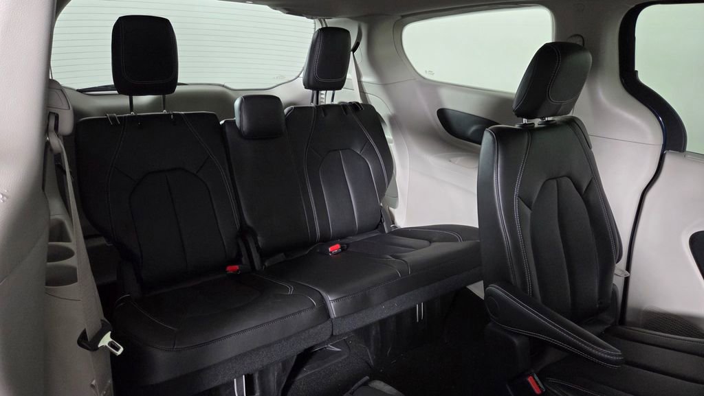 Used 2024 Chrysler Pacifica Touring-L FWD image 31