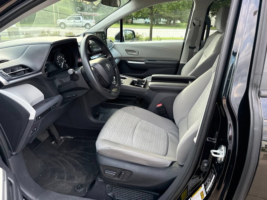 Used 2023 Toyota Sienna LE FWD image 14