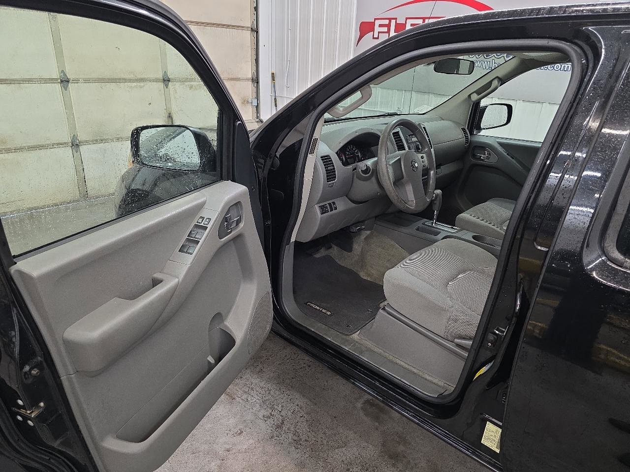 Used 2012 Nissan Frontier SV image 21